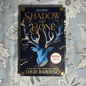 ✨3/$20 Books || Shadow and Bone - Leigh Bardugo, Paperback